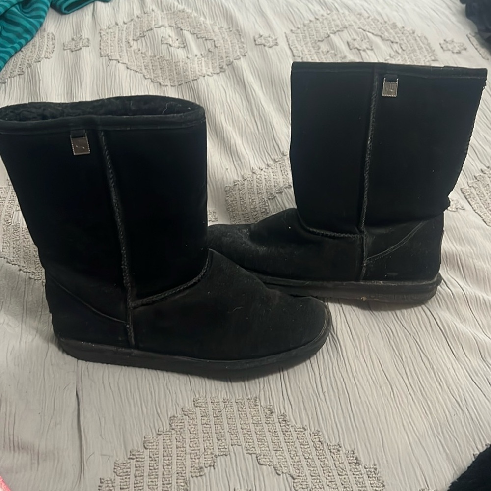 Bearpaw black boots